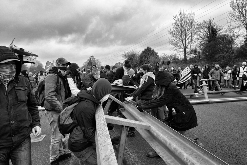 23 mars. Les rails de sécurité à l'échangeur du Loc'h ne résistent pas à la pression de centaines de manifestants.