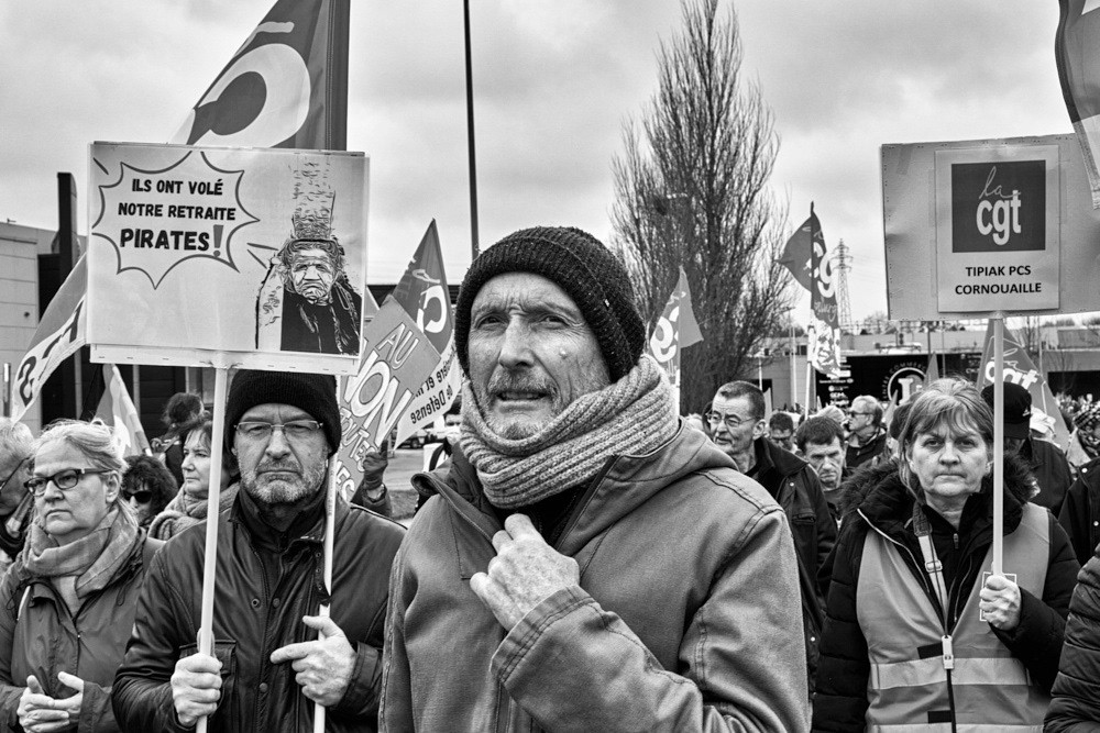 23 mars.  Des salariés de Tipiak à Fouesnant revisitent le slogan réputé de la marque, " ils ont volé notre recette, pirates !".