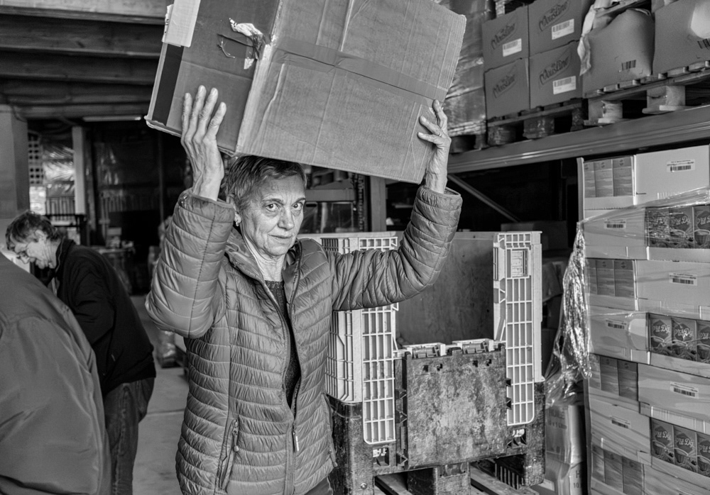 Michelle  fait la navette entre l'entrepôt et le tri des vêtements.