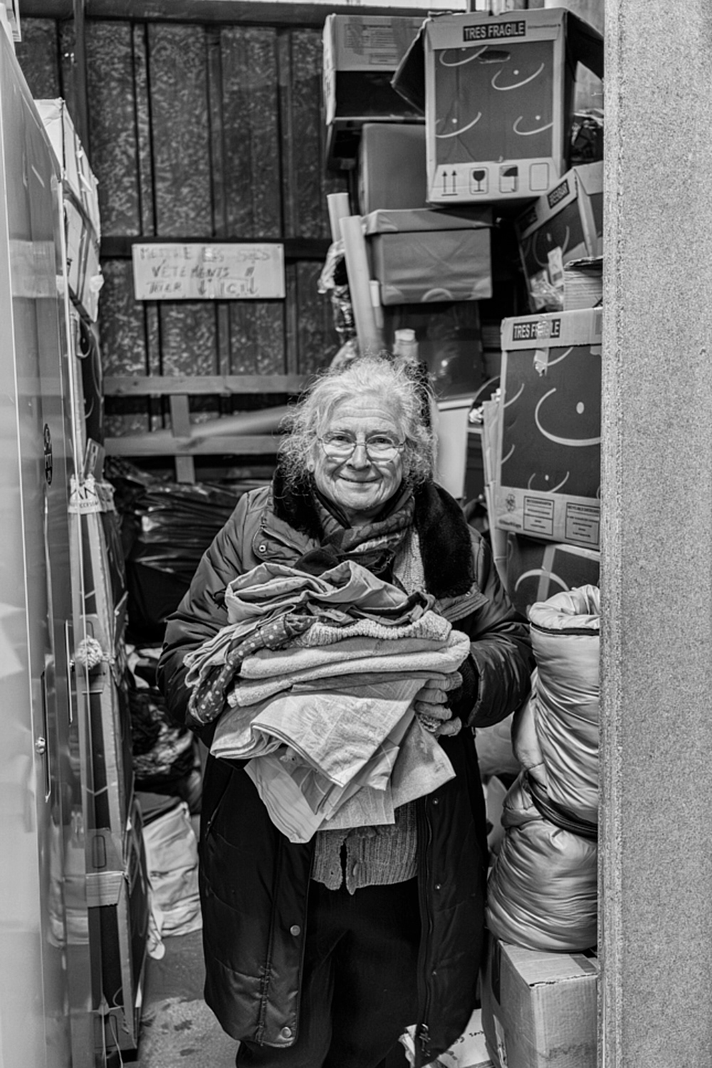 Marie-France en charge du tri des vêtements.