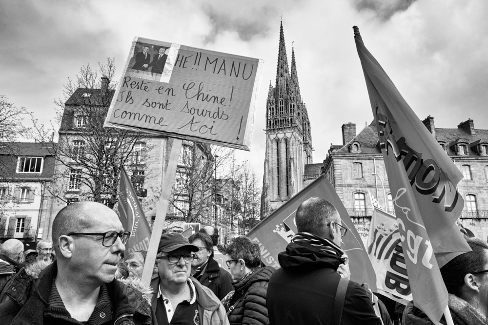 6 avril. Le voyage en Chine du Président de la République en plein conflit passe mal.