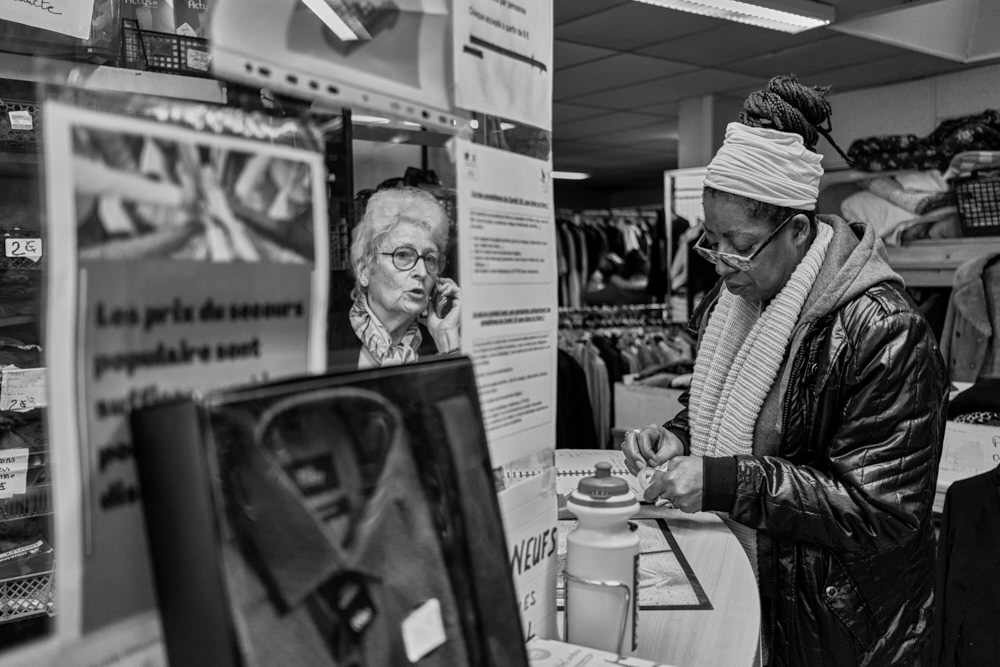 Marie-Aimée et Mylène consacrent leur temps au vestiaire solidaire.