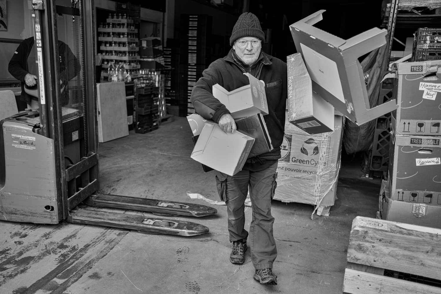 Bernard au tri des emballages. La librairie est son rayon d'excellence.