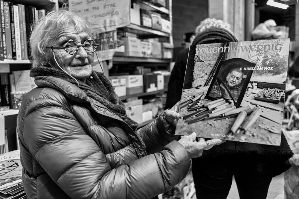 Michèle officie à la librairie. Elle y a déniché un vinyle de Youenn Gwernig !