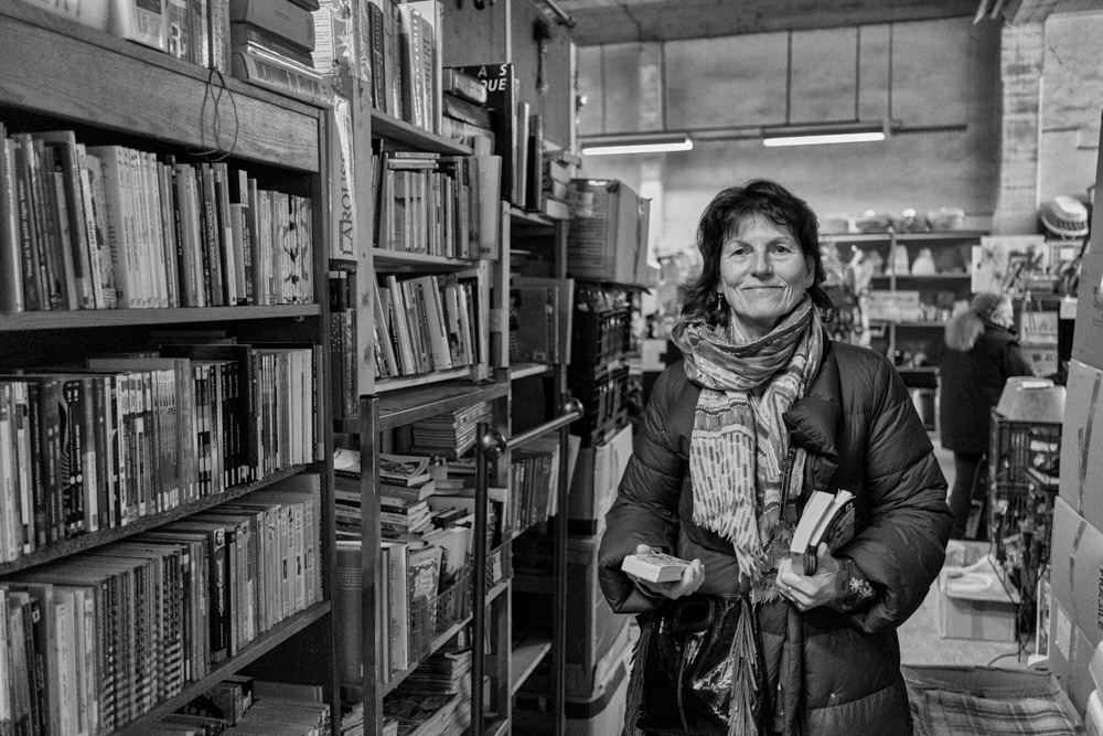 Marie-France veille à l'organisation de la librairie.