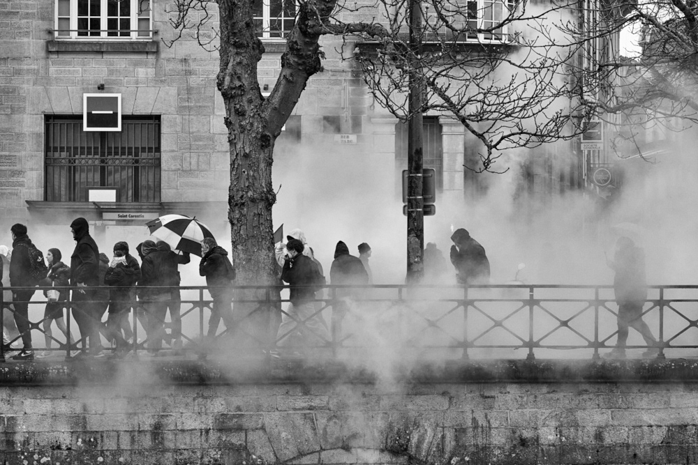 28 mars. A l'aide de grenades lacrymogènes, les manifestants sont évacués des quais dans le centre-ville.