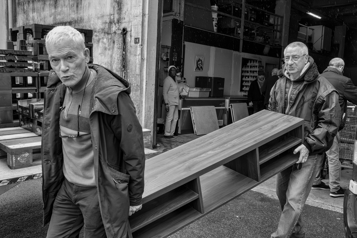 Les deux Philippe transfèrent un meuble bas qui a trouvé preneur.