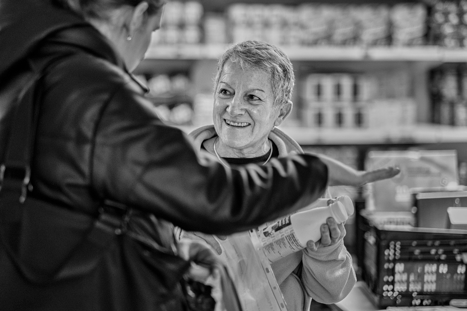 Christine à l'accueil de l'épicerie. Elle gère aussi les loisirs et la culture.