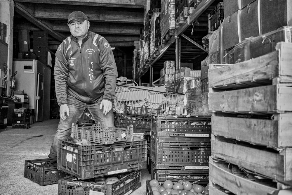 Eljon dans l'entrepôt de stockage.