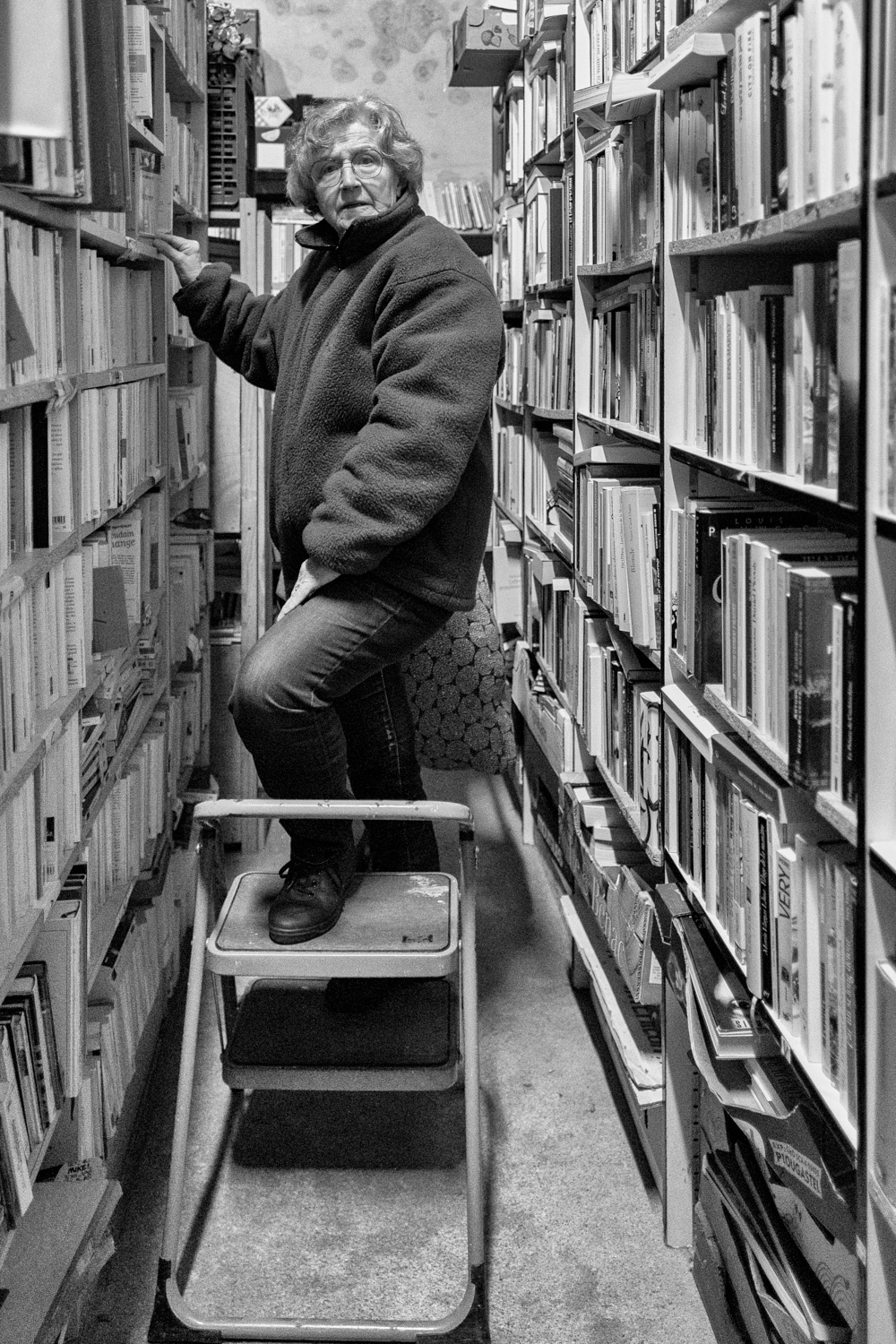 Françoise à pied d'oeuvre dans la librriarie aux milliers de titres.