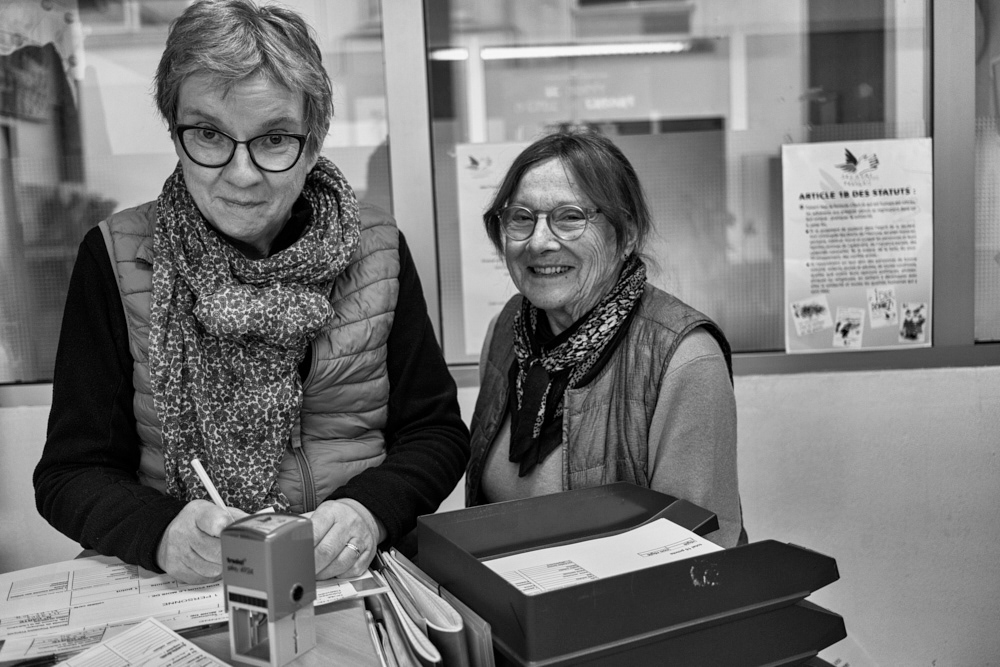 Annie et Martine à l'accueil de l'antenne quimpéroise du Secours populaire.