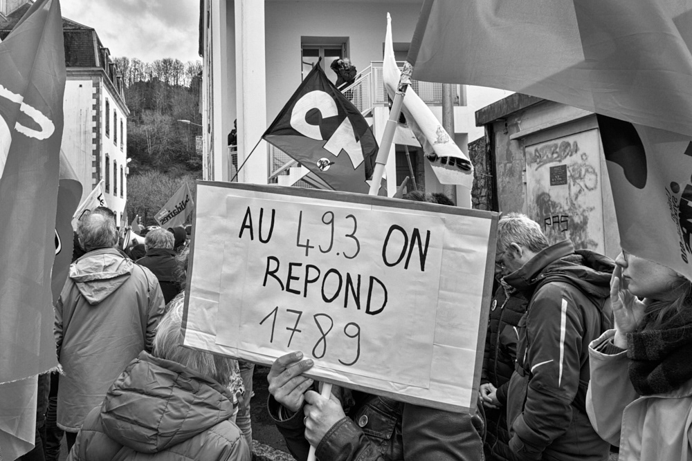 17 mars.  Recours au 49.3. Plusieurs centaines d'opposants se rassemblent devant la permanence de la députée Renaissance de Quimper.