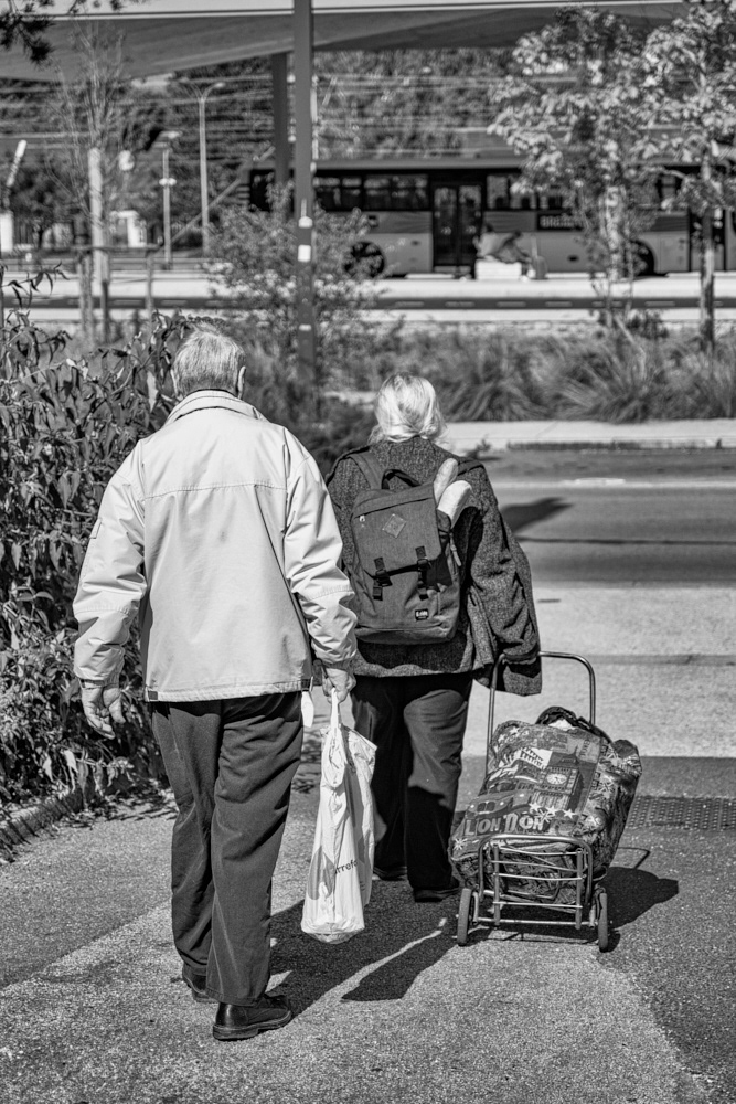 Un couple quitte le local du Secours pop après avoir rempli ses cabas.