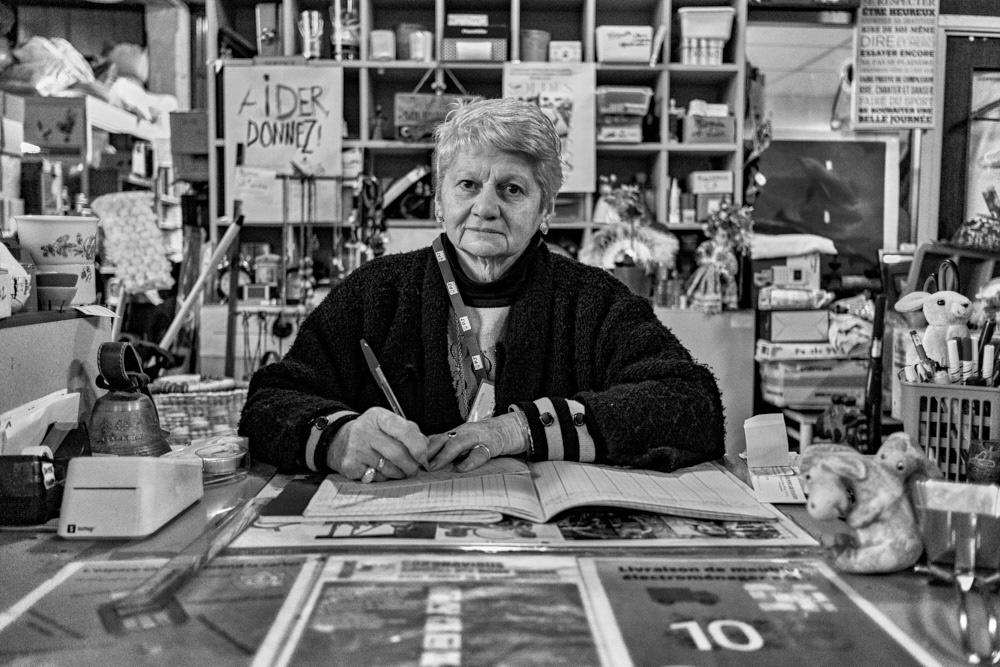 Fanny règne sur la caisse de l'espace solidaire.