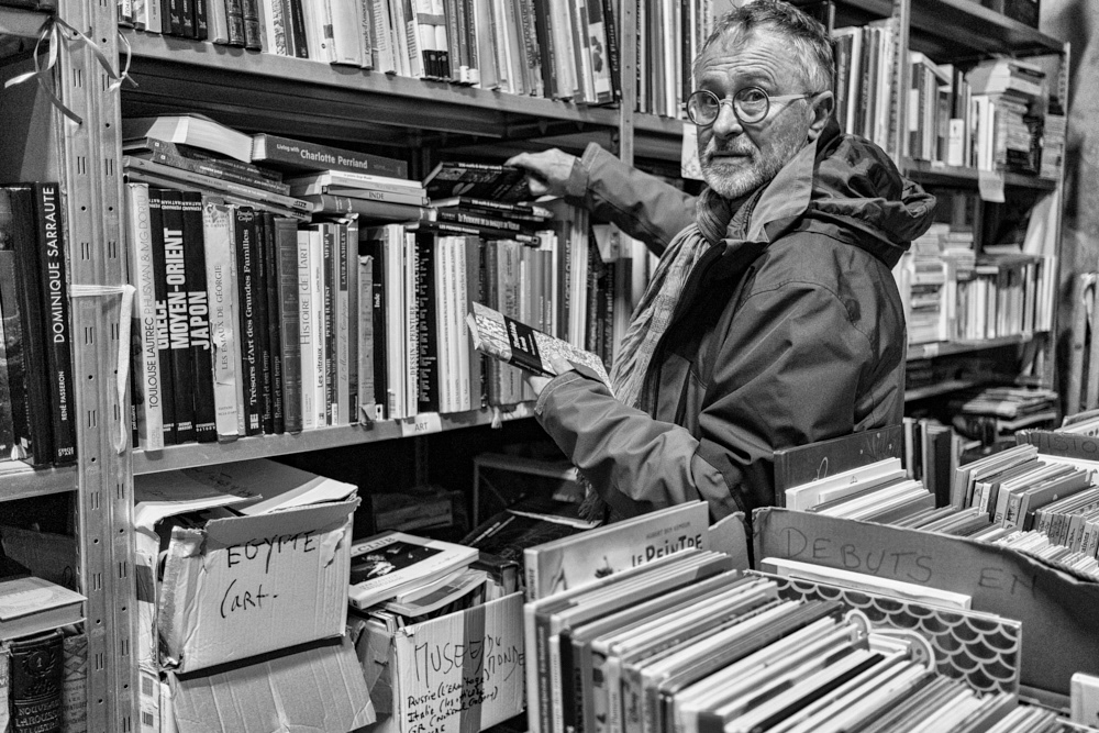 Philippe s'afffaire au classement des livres.