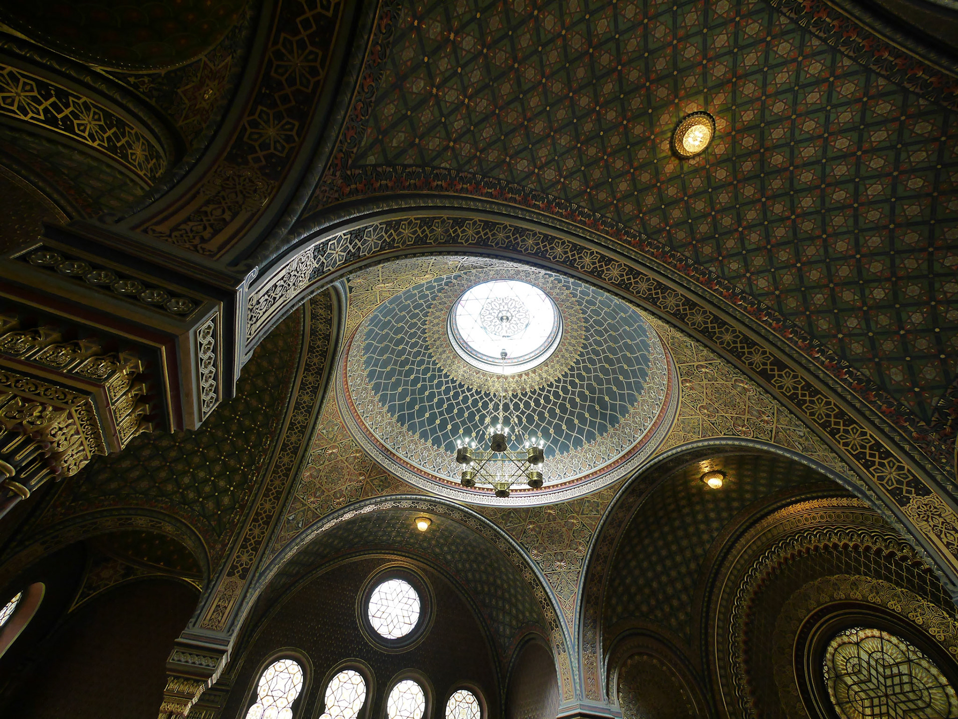 Anshe Emeth Memorial Temple in New Brunswick, NJ that we belong to based their sanctuary design on this.