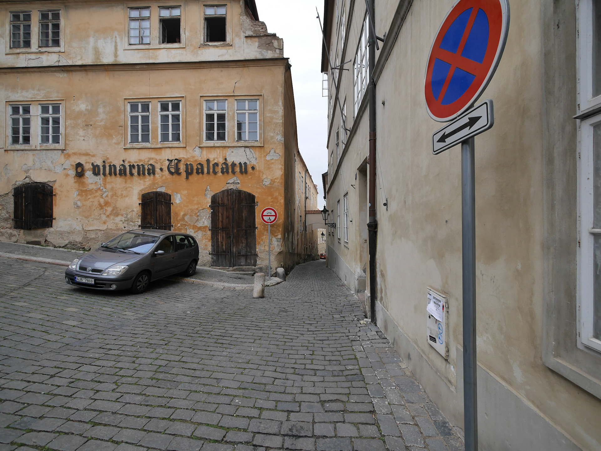 Cobblestone roads, narrow streets