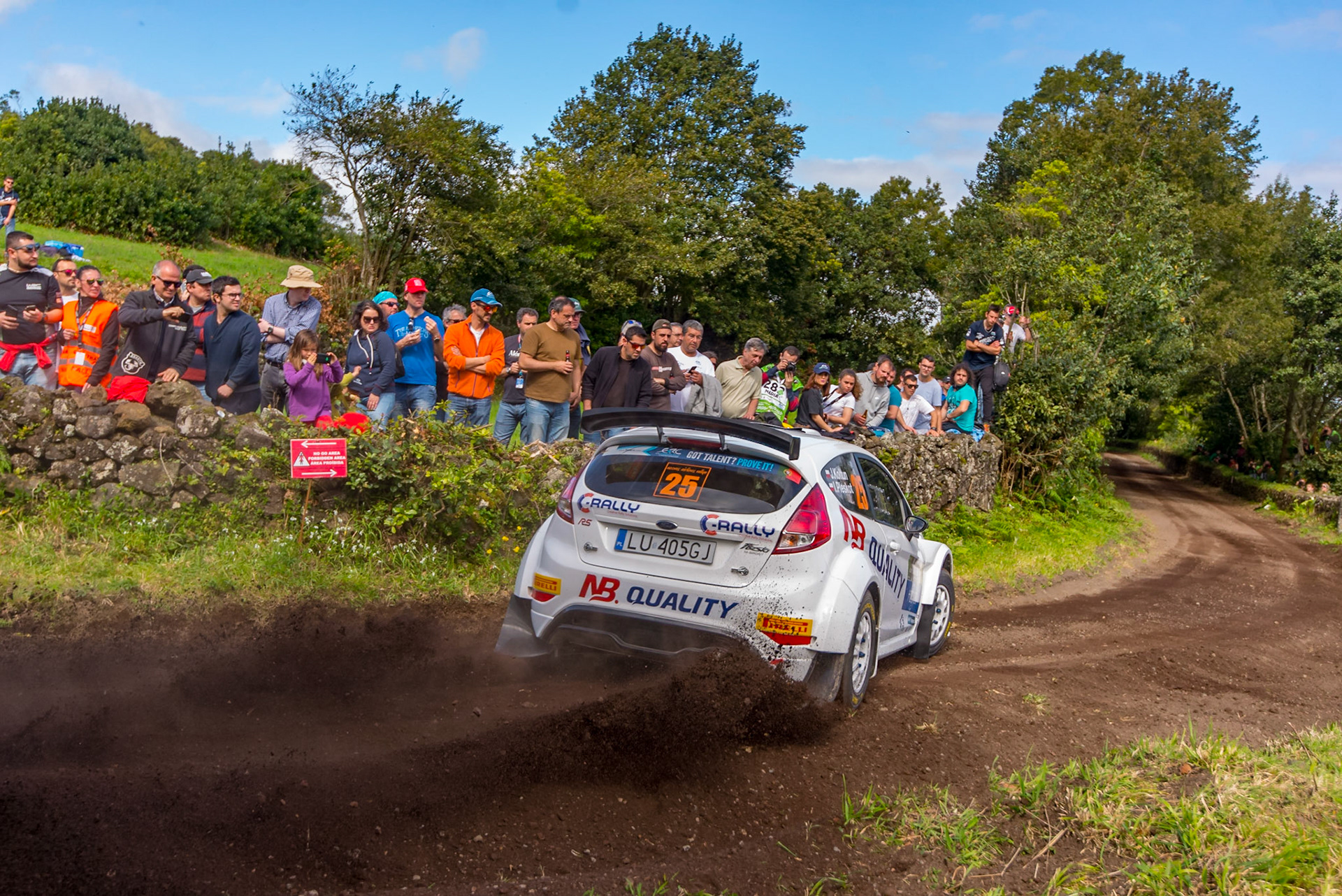 📷 André Frias (c) 😍 azoresrallye.contraTempo.com 🇵🇹 #FIAERC #Azoresrallye #Visitazores #GotTalentProveIt #Percy #ForTheBraves ✈️ https://www.azoresairlines.pt