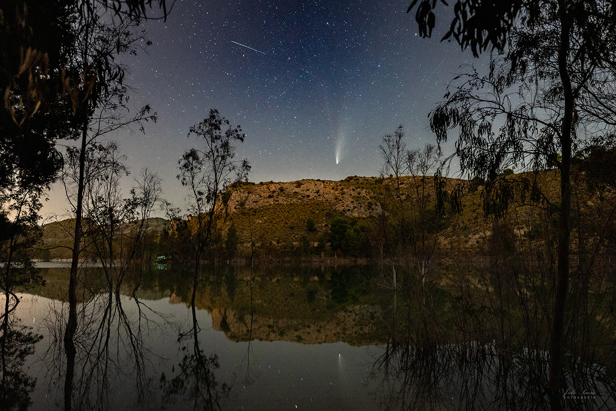 Cometa C/2020 F3 (NEOWISE) sobre el Embalse de La Cierva