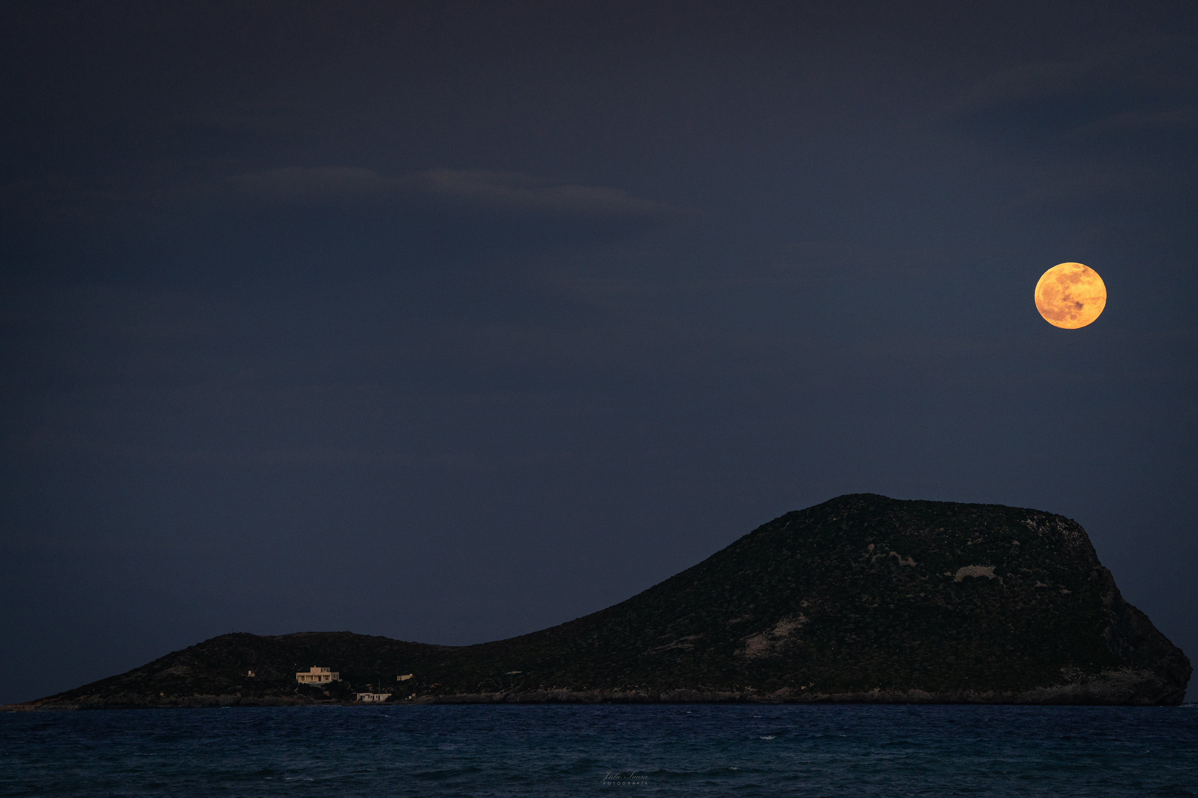 Luna sobre Isla Grosa