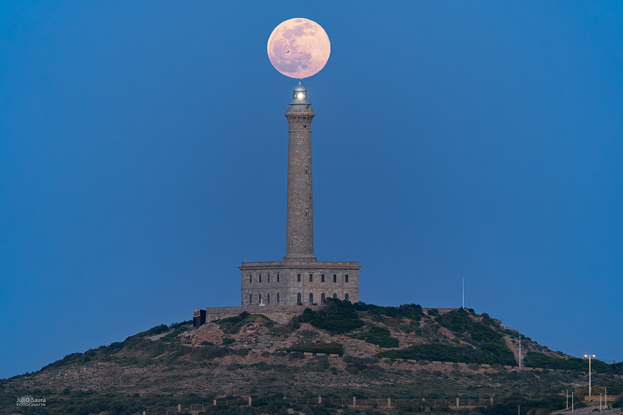Luna llena sobre el Faro, Abril de 2022