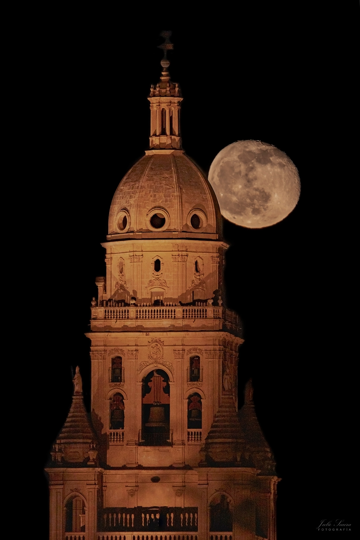 Luna detrás de la Catedral