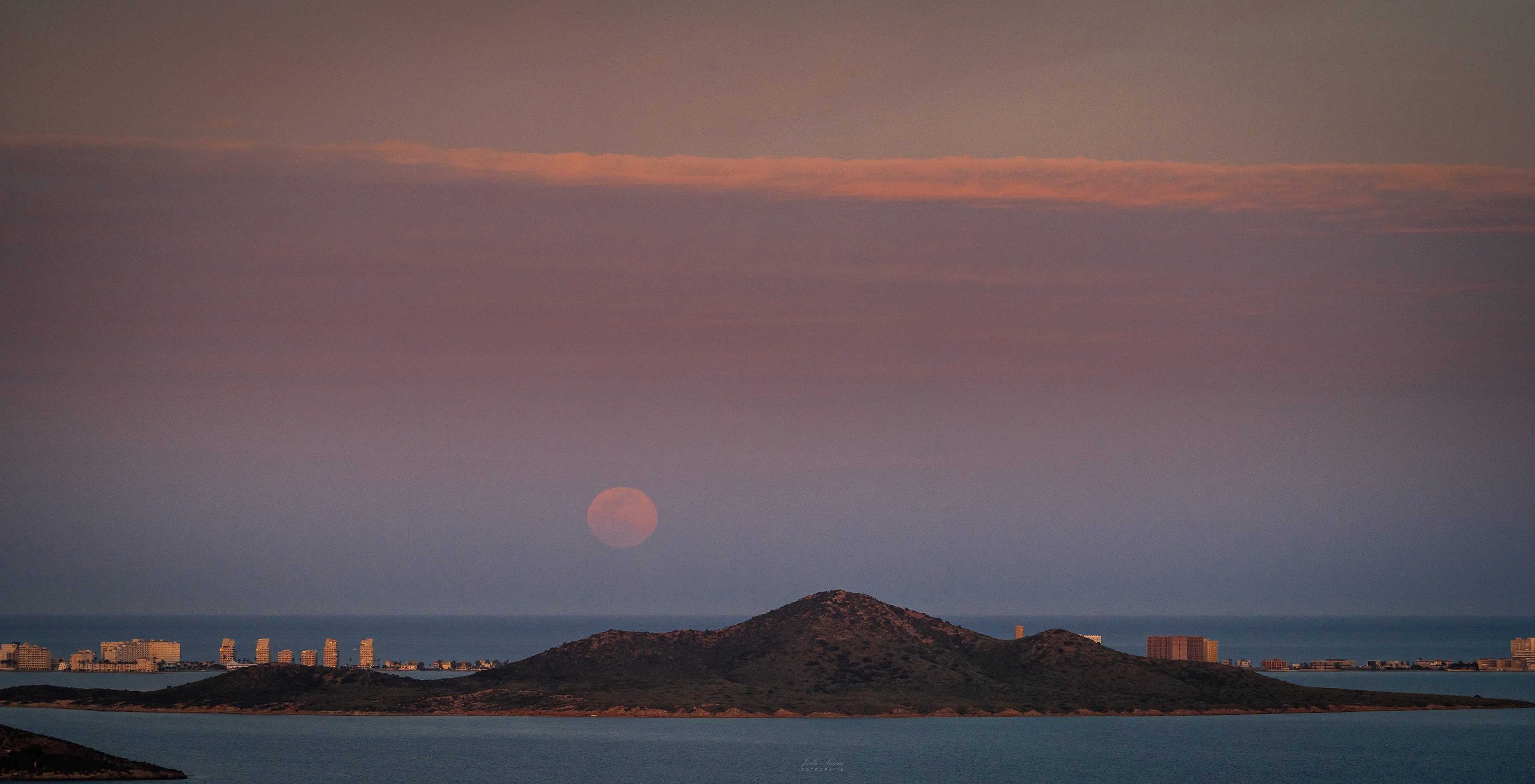 Luna saliendo sobre La Manga