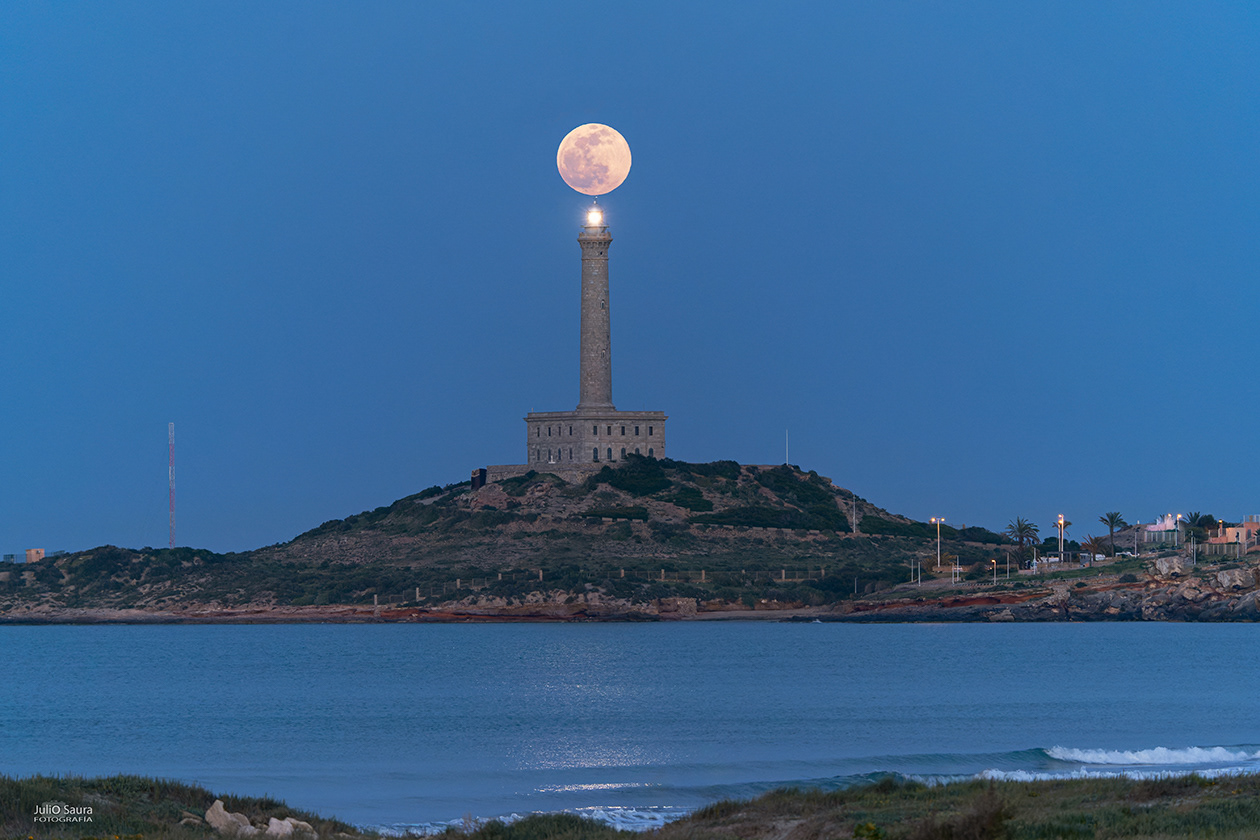 Luna llena sobre el Faro, Abril de 2022
