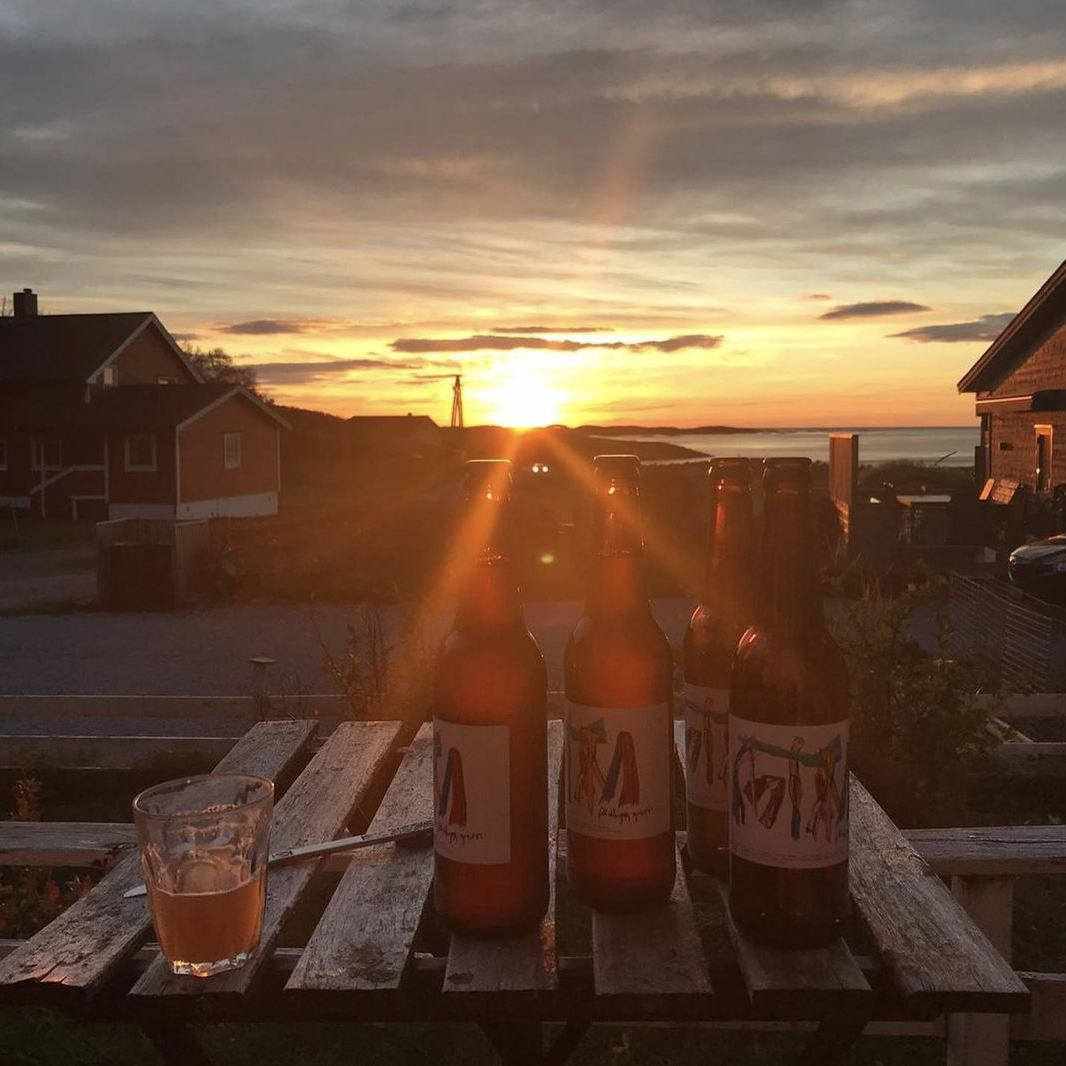 'På utrygg grunn' artist beer label for Stokkøy Bryggeri