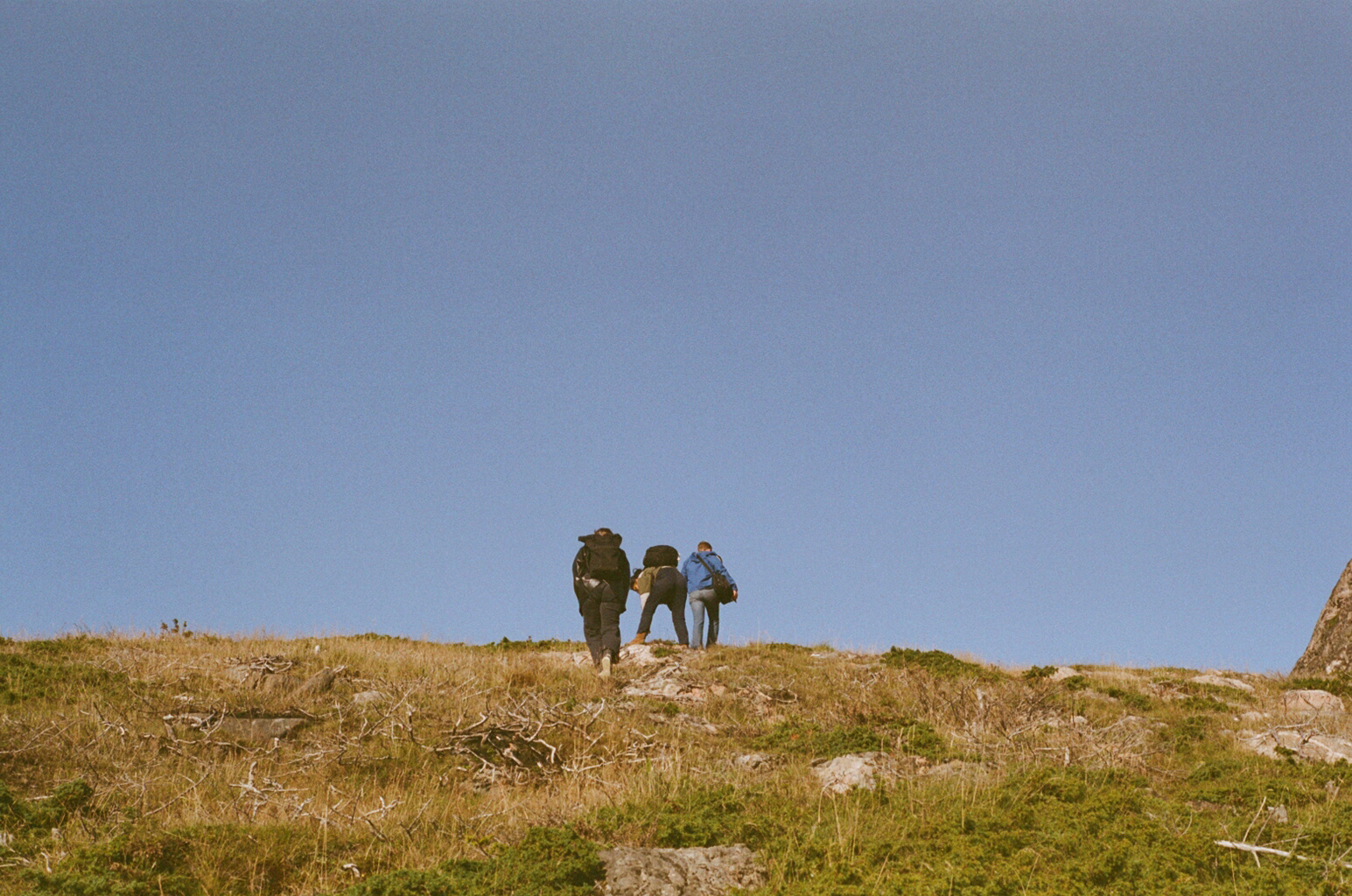 Hiking up a mountain to find cave Kjølna / Copyright © Michael Taiwo 2019