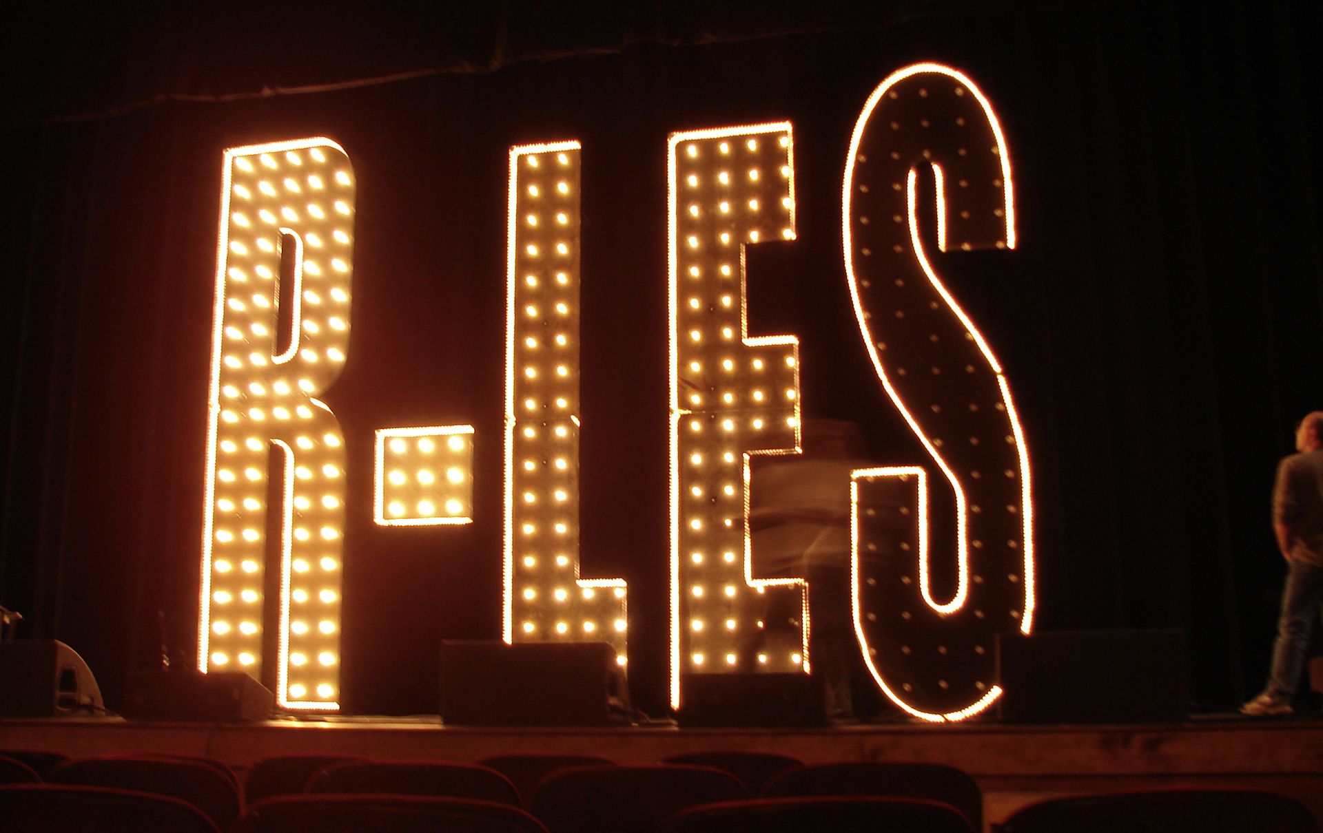 R-LES stage scenery.