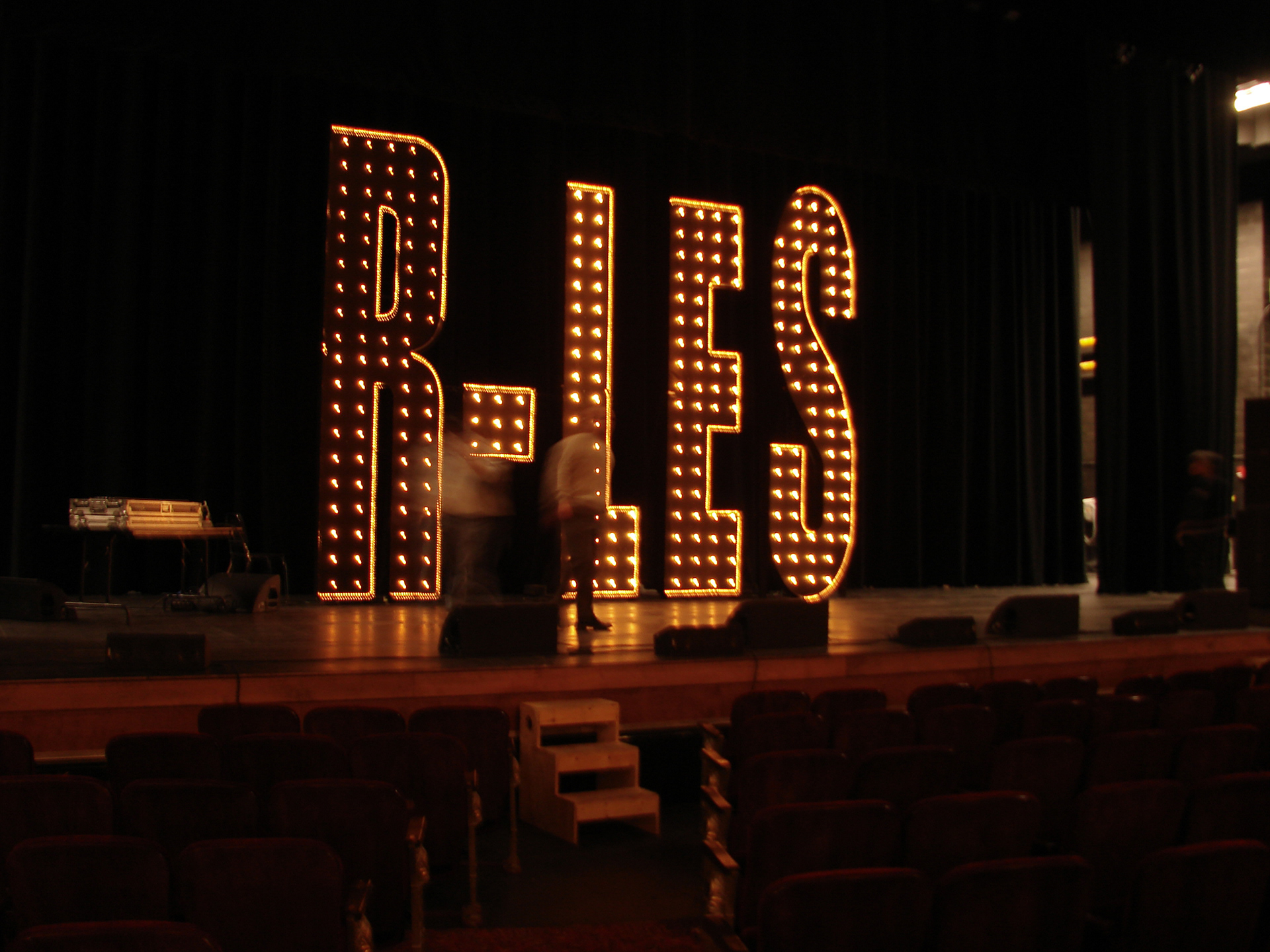 R-LES stage scenery.