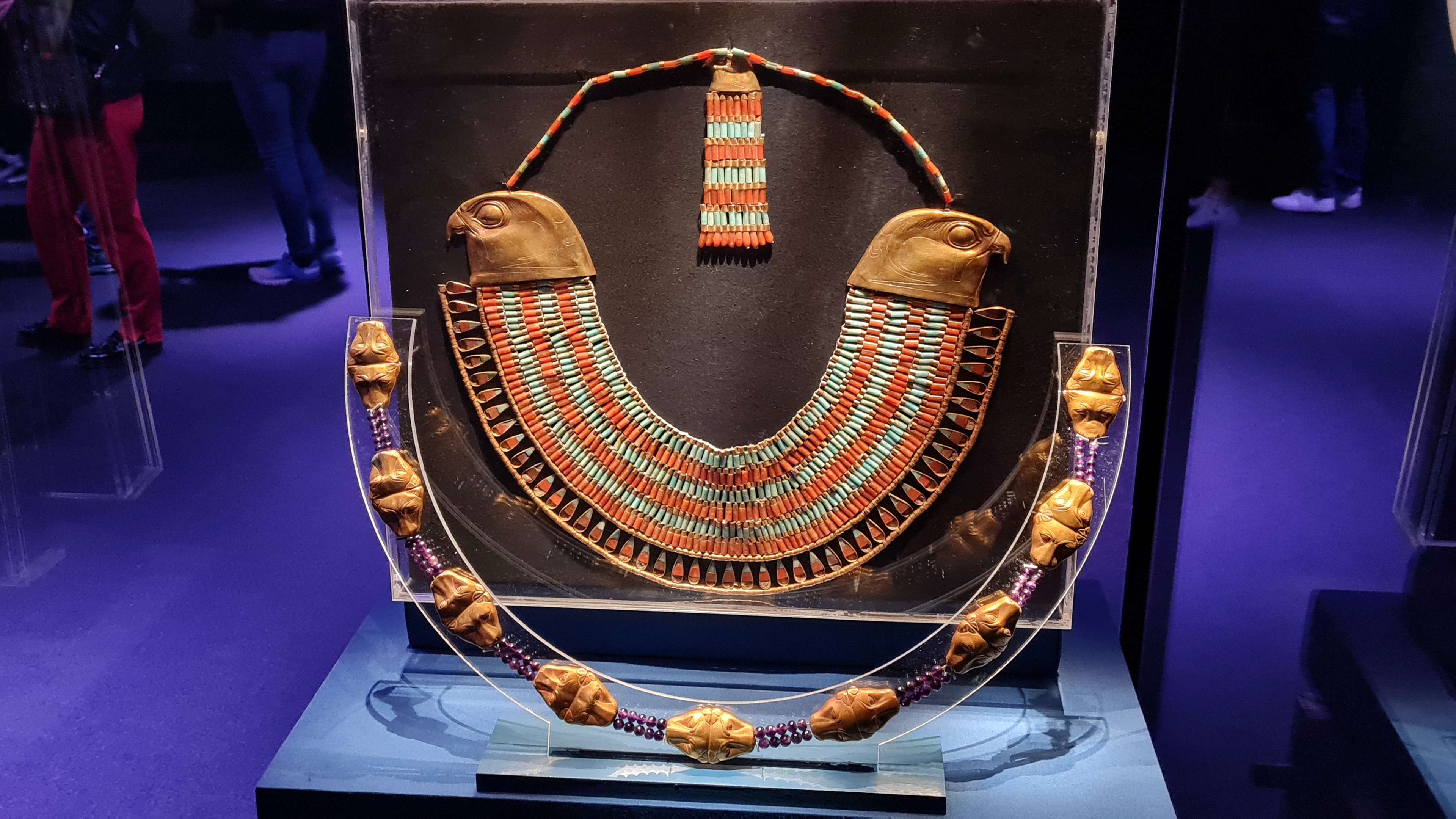 Collier large de Néférou-Ptah (Exposition Ramsès et l'or des Pharaons)