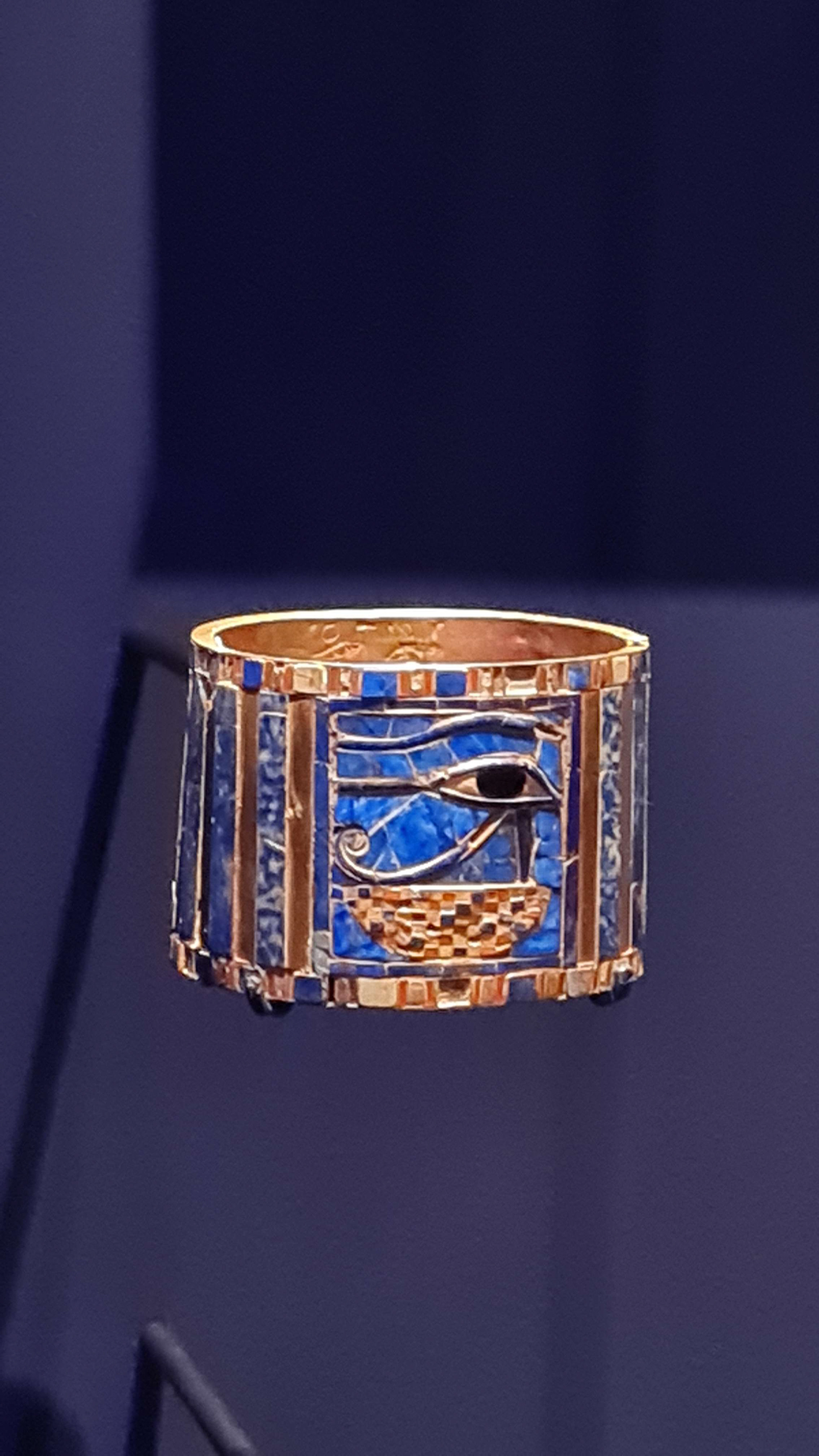Anneau de Sésostris II Collier large de Néférou-Ptah (Exposition Ramsès et l'or des Pharaons)