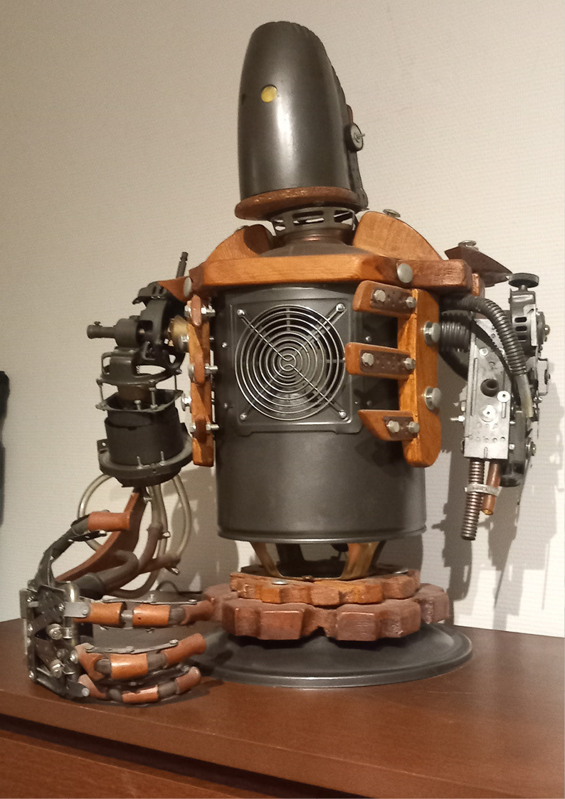 Robot articulé au cou et au bras, jusqu'à la main. Une ampoule se trouve dans la tête, une autre dans le torse. Cela en fait une lampe d'ambiance d'intérieur.