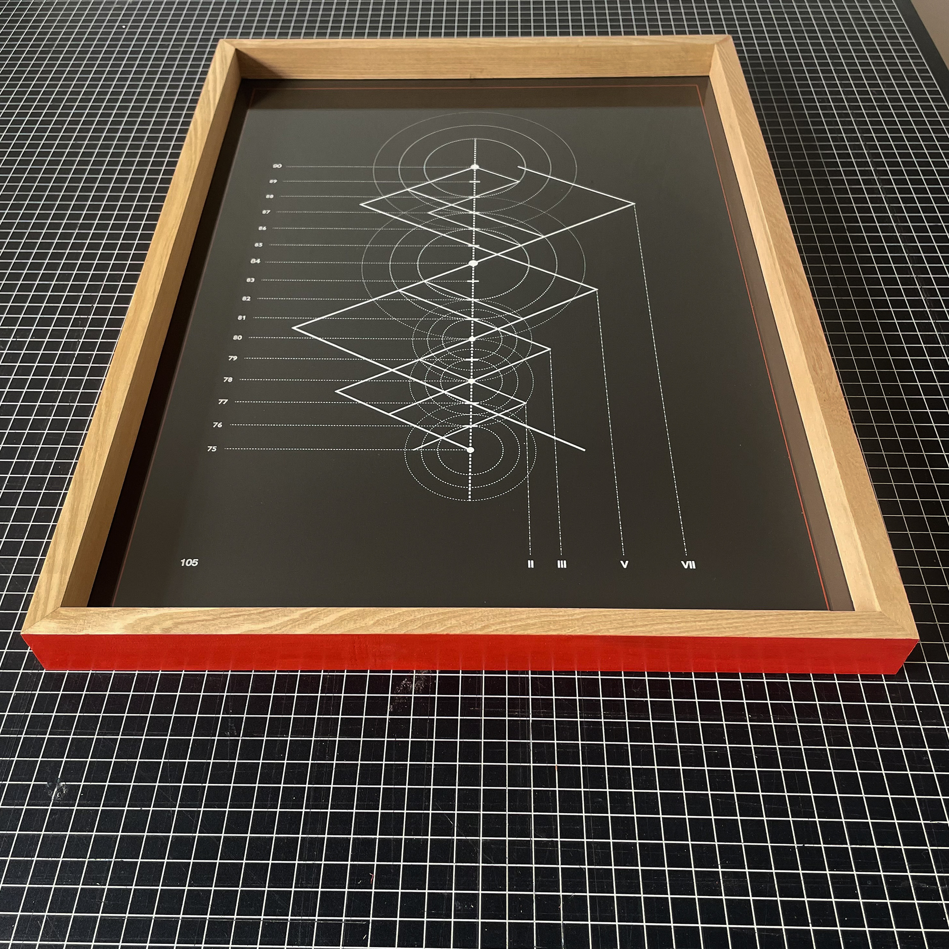 Obra: 55:12 . Enmarcación a tope. Moldura 20x40mm, madera mañío y borde exterior de color.