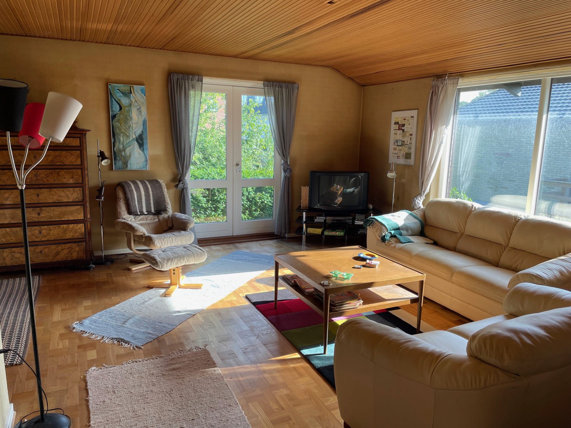 Early 1990's home decor, biographic