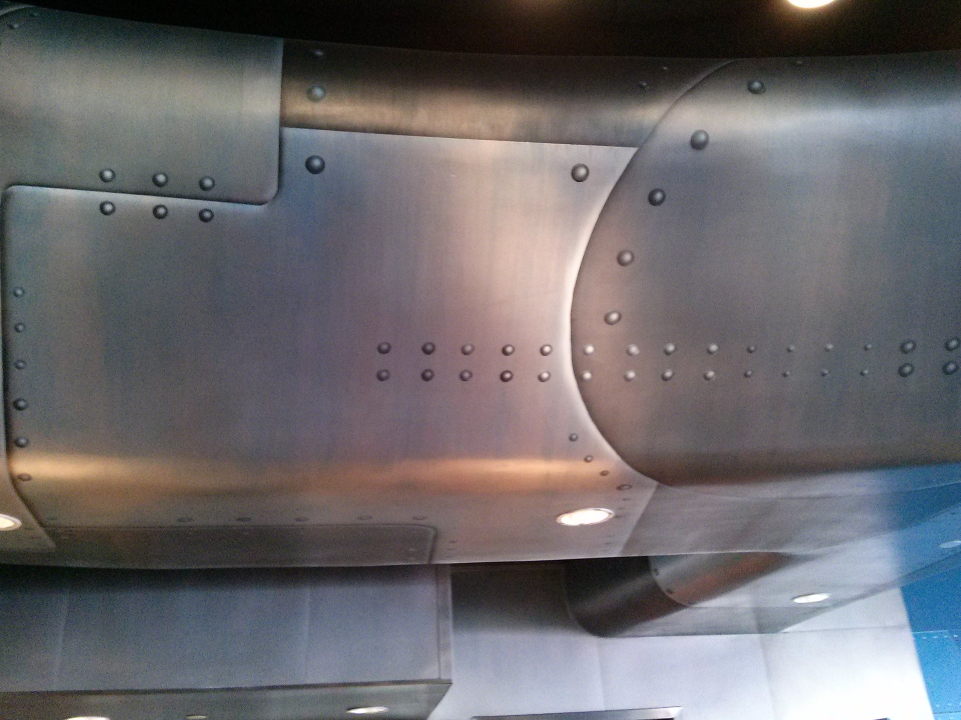 design / airbrush edges and rivets