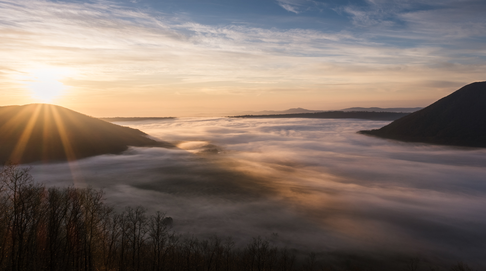 Panorma sul Lago di Vico all'alba con un mare di nebbia sopra l'acqua