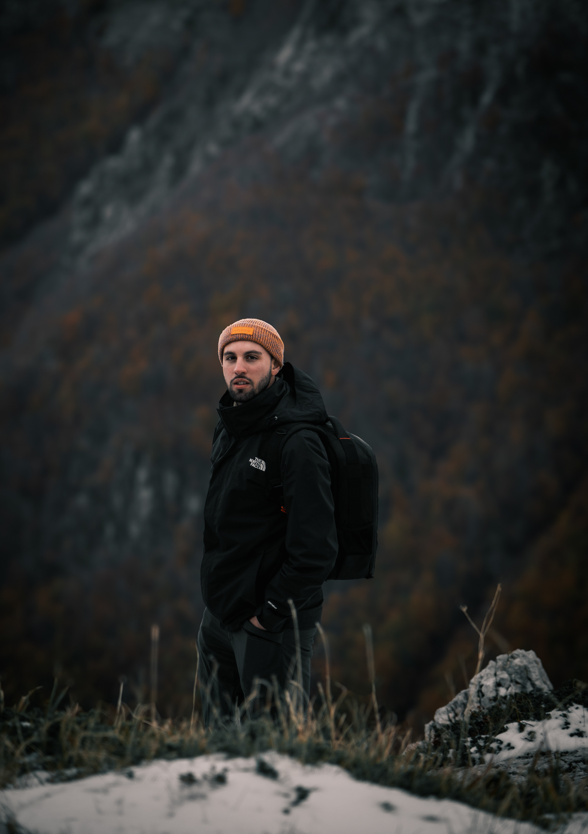Ritratto di Alessandro Giannini in montagna in inverno