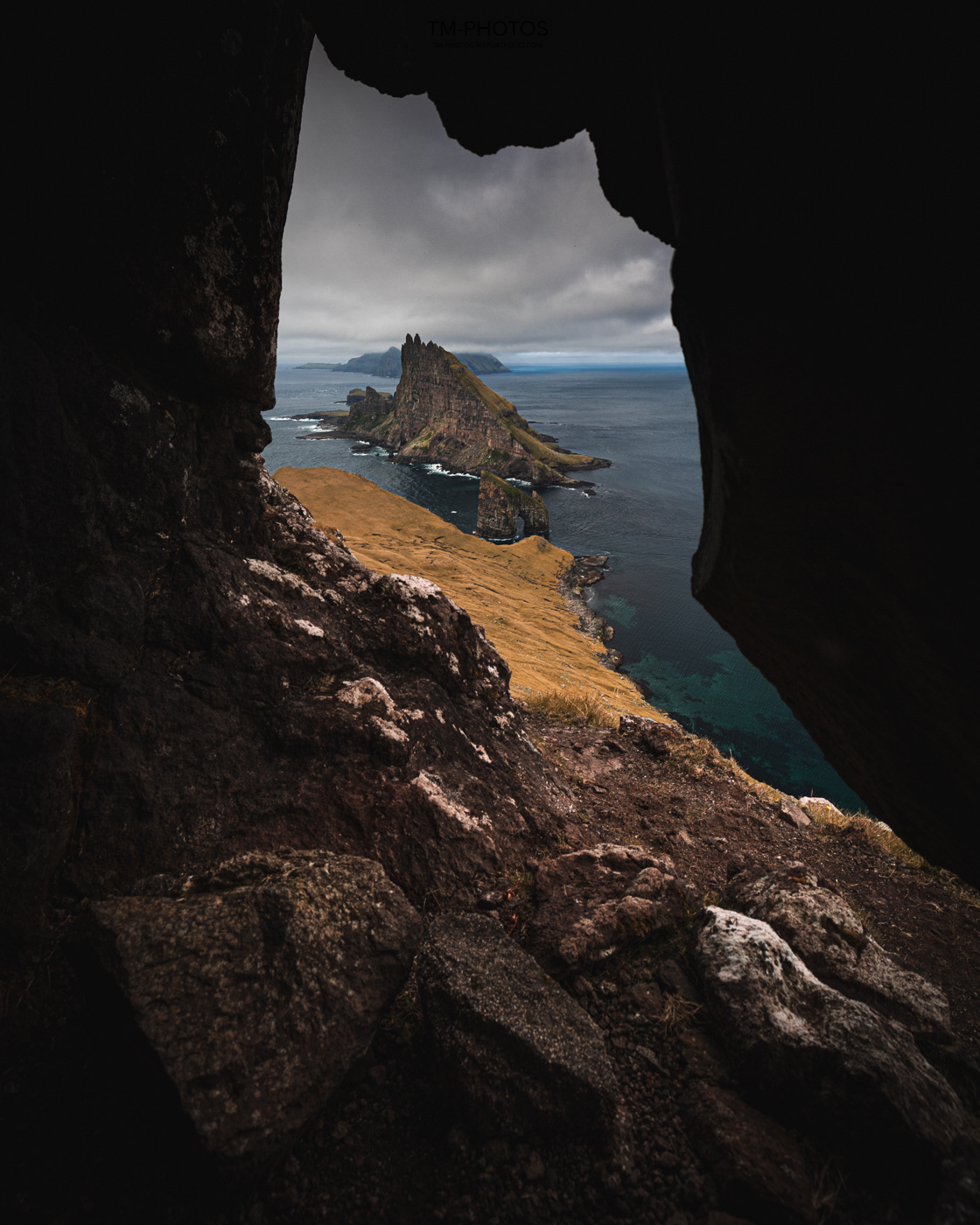 faroe islands drangarnir cave