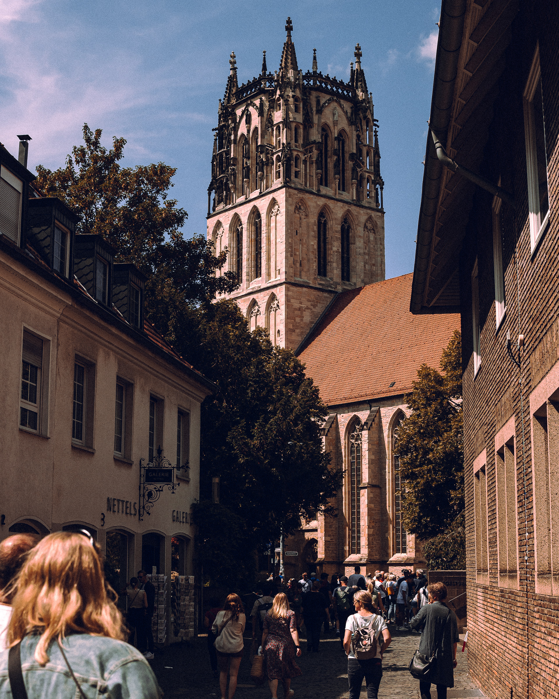 Eine Gasse mit Personen