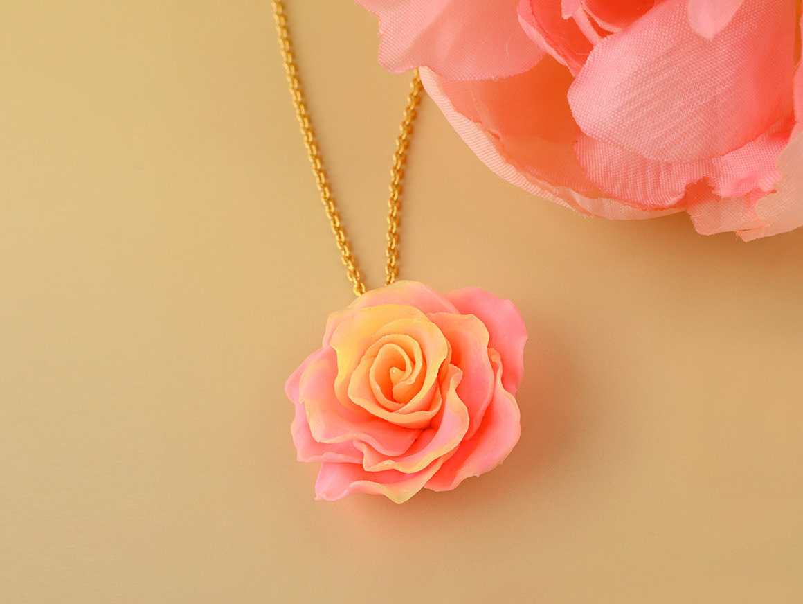 Zarte farbige Rosenblüte – Halskette mit filigraner Rose von handvollendet