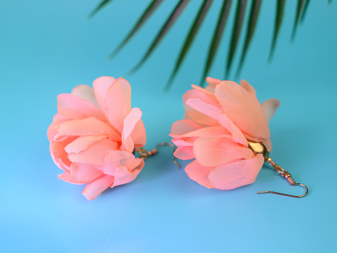 Blütenzauber in Aprikose – zarte Ohrhänger aus Chiffonstoff von handvollendet