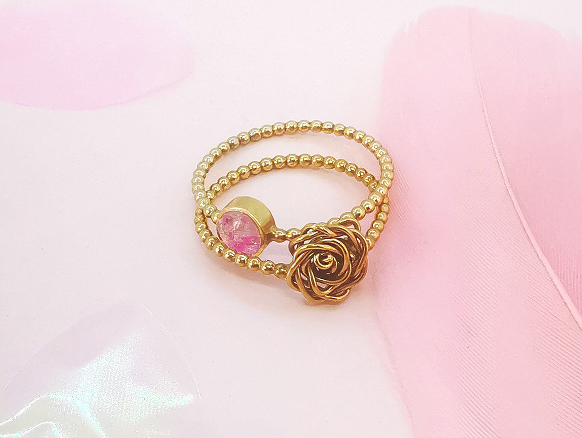 Kordelringe mit gewickelter Drahtrose und rosa-glitzer Cabochon von handvollendet