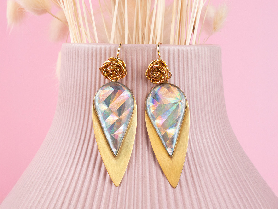 Holografisches Blatt mit Rose – Ohrringe von handvollendet