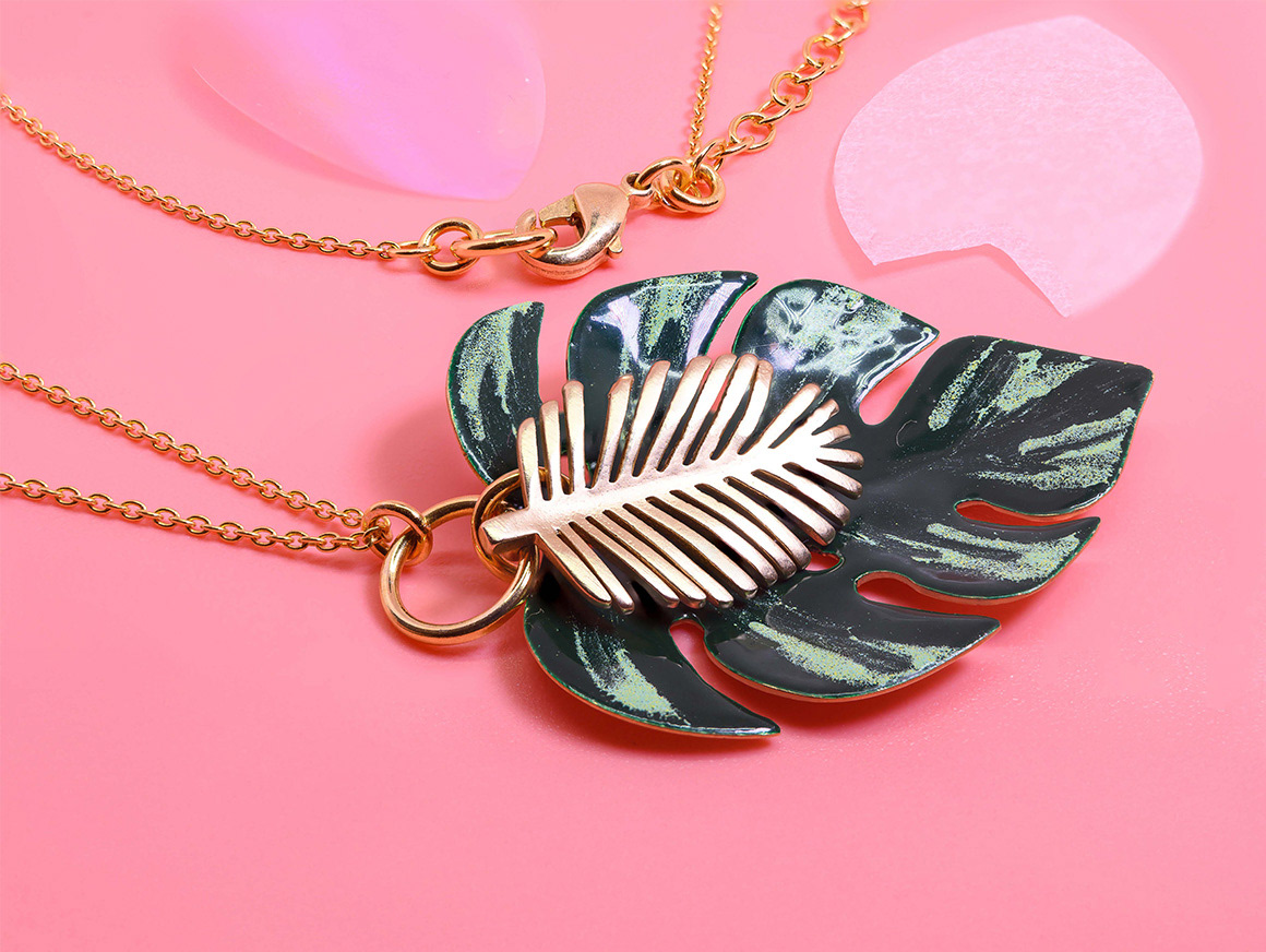 Monstera-Blatt – Halskette mit farbigem Blatt von handvollendet