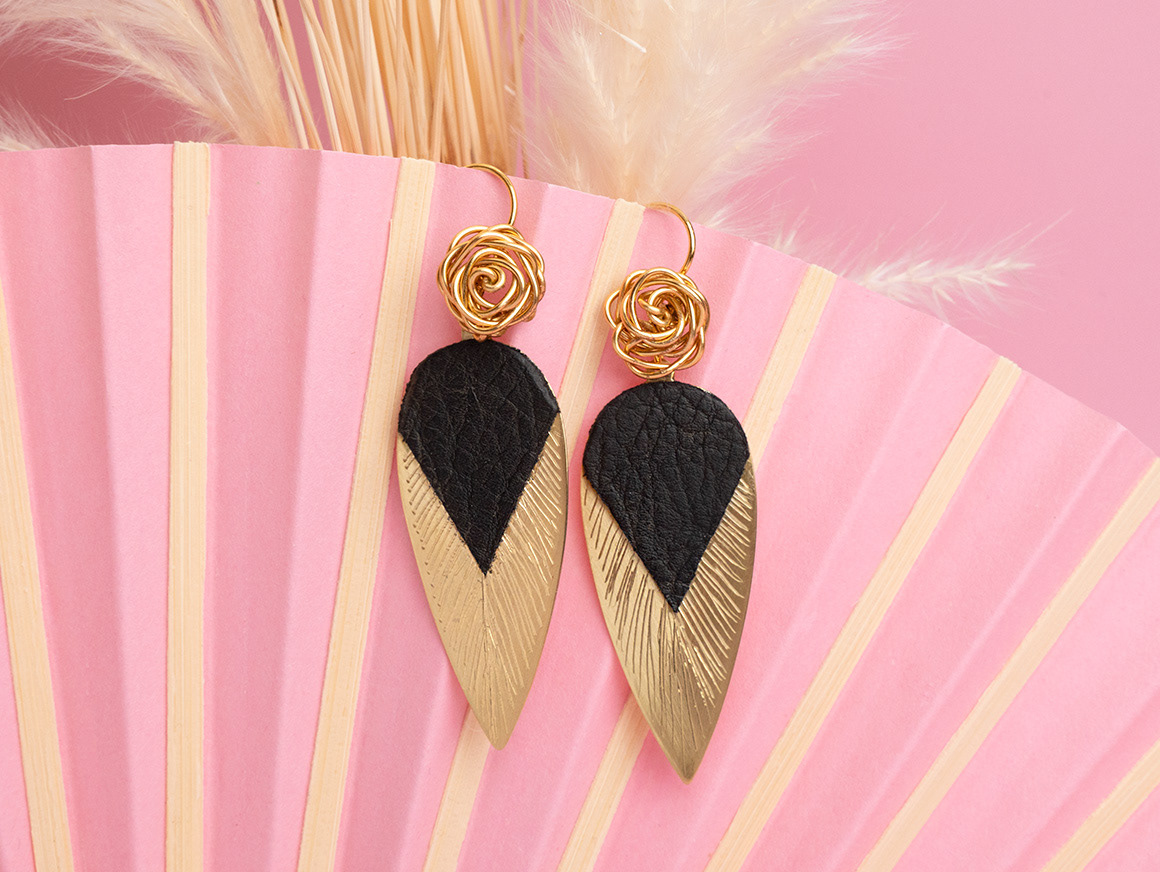 Goldene Feder mit schwarzem Leder und Rose – Ohrringe von handvollendet