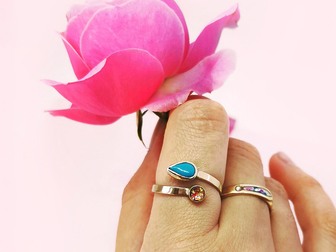 Türkis in Tropfenform & funkelnder Cabochon – Offener Ring von handvollendet