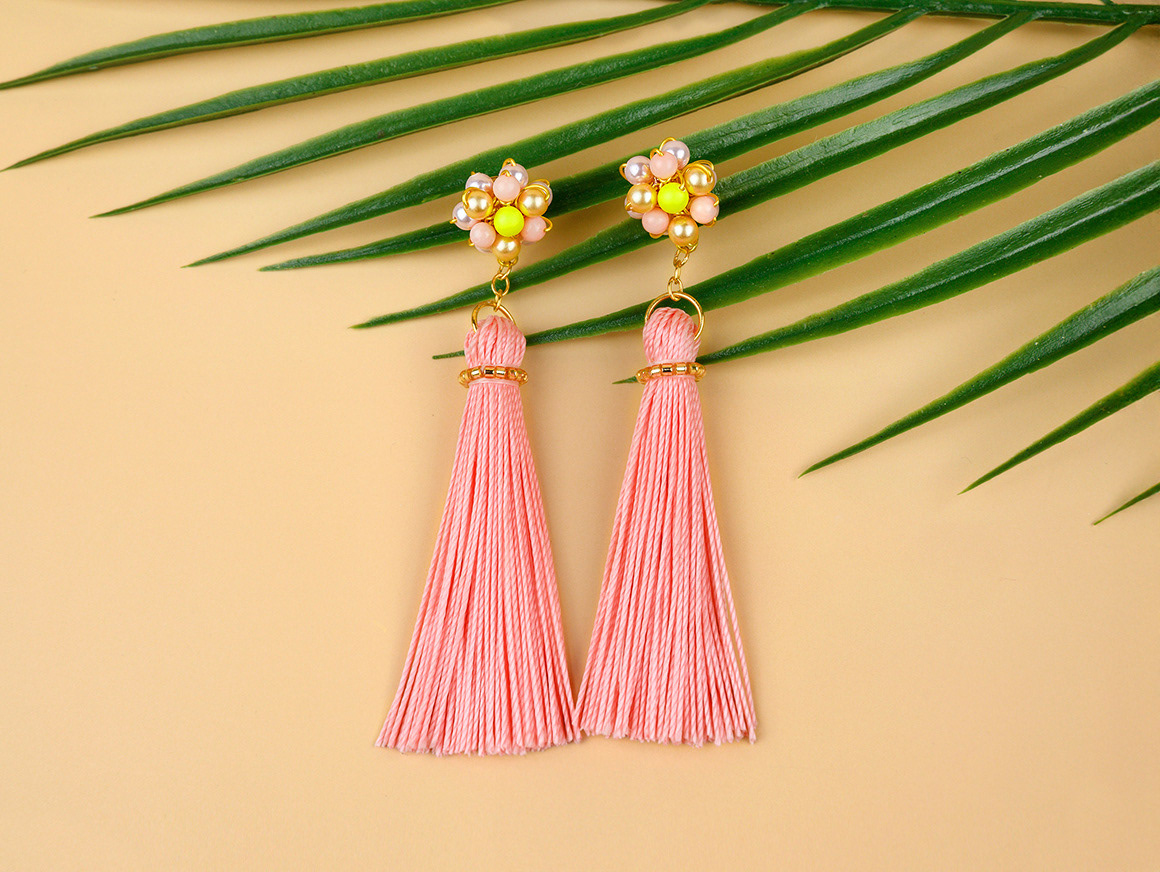 Perlenblume in Pastell-Neon mit Quaste – Ohrstecker von handvollendet